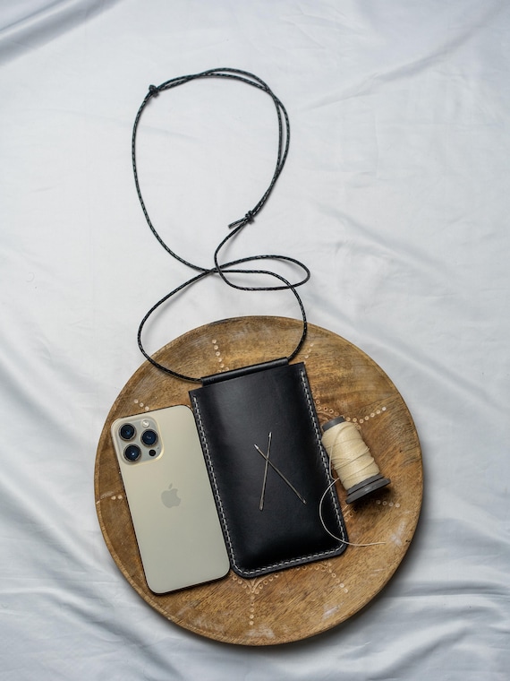 Pflanzlich gegerbte Lederhülle für iPhone Kette | Handgenähte Handyhülle aus Vollrindleder | Made in Germany | Weinachts Geschenk