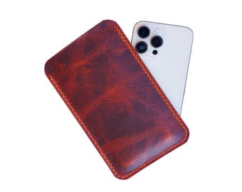 Handsytt iPhone-läderfodral • Vegetabiliskt beige fullnarvsläder • Handgjort telefonfodral • Naturlig patina • Robust skydd • Rött iPhone-skal