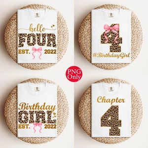 Puede incluir: Cuatro camisetas blancas con diseños dorados y de estampado de leopardo. Cada camiseta tiene un diseño diferente, incluyendo las palabras "hello FOUR", "Birthday Girl" y "Chapter 4". También se presentan lazos rosas y el año 2022.