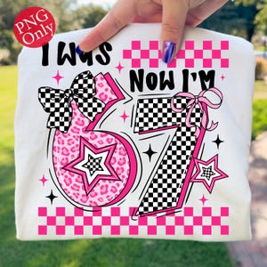 Könnte beinhalten: Weißes T-Shirt mit dem schwarzen Text "I WAS NOW I'M". Die Zahl "37" ist rosa mit einem Leopardenmuster und einem Stern. Das Design umfasst schwarz-weiß karierte Schleifen und Sterne.
