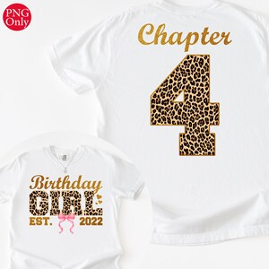 Può includere: T-shirt bianche con testo glitterato dorato e dettagli animalier. Una maglietta dice "Birthday GIRL EST. 2022" con un fiocco rosa. L'altra maglietta dice "Chapter 4" con un numero 4 animalier.