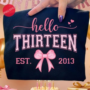 Diseño para niña de 13 años (Est. 2013): Paquete PNG SVG con lazo rosa para 13 años (descarga digital)