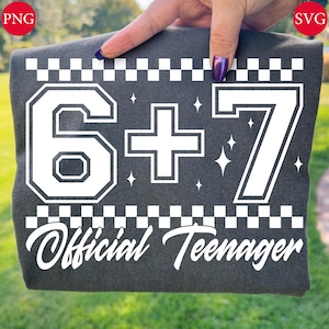 Könnte beinhalten: Dunkelgraues T-Shirt mit dem weißen Text "6 + 7 Official Teenager". Die Zahlen 6 und 7 sind groß und umrandet, mit einem Pluszeichen dazwischen. Ein Schachbrettmuster umrandet den oberen und unteren Teil des Textes.
