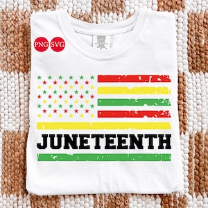 以下が含まれることがあります： Juneteenthの旗のデザインが施された白いTシャツ。旗は赤、黄、緑のストライプと、赤、黄、緑の星のフィールドで構成されています。「JUNETEENTH」の文字が太字の黒で印刷されています。