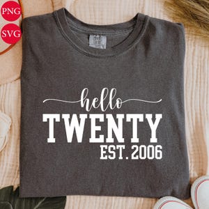 Hallo Zwanzig Geburtstag Design: Retro Script Varsity PNG SVG (Digitaler Download)