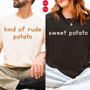 以下が含まれることがあります： 茶色の文字で kind of rude potato と書かれたクリーム色のTシャツと、白い文字で sweet potato と書かれた黒いTシャツ。どちらのTシャツも半袖でクルーネックのデザインであり、カジュアルな服装としてペアで提示されています。