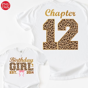 Può includere: T-shirt bianche con testo glitterato dorato e dettagli animalier. Una maglietta dice "Birthday GIRL EST. 2014" con un fiocco rosa. L'altra maglietta dice "Chapter 12".