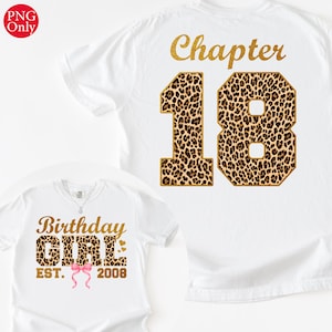Può includere: T-shirt bianche con testo glitterato dorato e dettagli animalier. Una maglietta dice "Birthday GIRL EST. 2008" con un fiocco rosa. L'altra dice "Chapter 18".