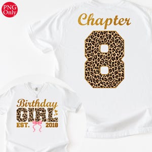 Può includere: T-shirt bianche con testo dorato e dettagli animalier. Una maglietta dice "Birthday GIRL EST. 2018" con un fiocco rosa. L'altra maglietta dice "Chapter 8". Perfette per una festa di compleanno.