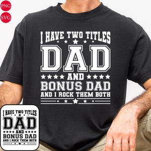 Può includere: T-shirt nera con testo bianco: "I HAVE TWO TITLES DAD AND BONUS DAD AND I ROCK THEM BOTH". Il design include stelle e lettere in grassetto, ideale per la festa del papà o come regalo per un padre.