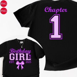以下が含まれることがあります： 紫色の文字とグラフィックが入った黒いTシャツ。1枚のシャツには「Birthday GIRL」とリボンと「EST. 2025」と書かれています。もう1枚のシャツには「Chapter 1」と書かれています。どちらのシャツも誕生日のためのものと思われます。