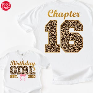 Peut inclure: T-shirts blancs avec texte doré à paillettes et imprimés léopard. L'un dit "Birthday GIRL EST. 2010" avec un nœud rose. L'autre dit "Chapter 16".