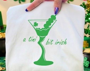 Een Tini Bit Irish St. Patrick's Day-ontwerp: grappige martiniklaver png SVG (digitale download)