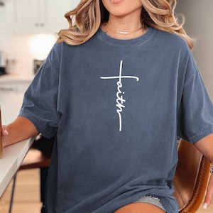 Colores cómodos, camiseta de fe, camiseta de cruz de fe, regalo cristiano, regalo de fe, camiseta cristiana, cruz de fe, camiseta de cruz vertical, camiseta de cruz