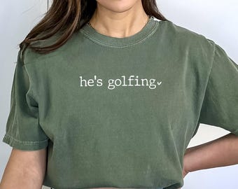 Camiseta Comfort Colors "Ele está jogando golfe", camiseta da temporada de golfe
