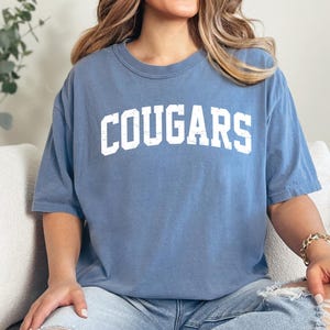 Colores cómodos, camiseta de los Cougars, camiseta de la mascota del equipo Cougars, camiseta de la mascota de los Cougars, camiseta del equipo Cougars, camiseta de la escuela Cougars, Cougars