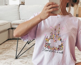 Camiseta Comfort Colors con el Castillo de Disneyland y el Globo de Mickey