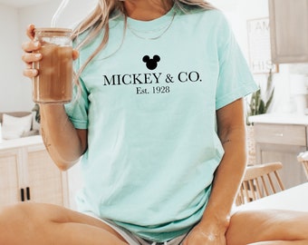 Comfort Colors, Camisa Mickey & Co 1928, Camisa Retro Vintage Disney, Retro Mickey And Co, Camisas Disneyworld, Camisa de Vacaciones de Disney, Disney