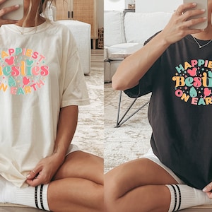 Couleurs confortables, chemise Besties les plus heureux de la planète, chemise Besties Disney, chemise Magic Kingdom, chemise soeurs Disney, chemise meilleurs amis, Mickey