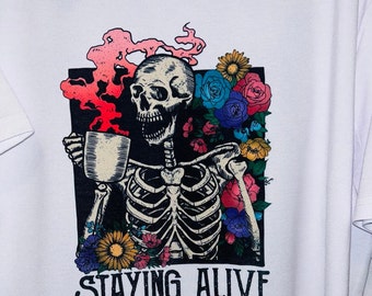 生き続ける、スケルトン、コーヒーのトレンドTシャツ