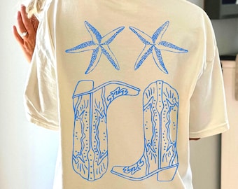 Camiseta vaquera costera, camiseta playera estilo western, estampado de botas vaqueras y estrellas de mar, camiseta Comfort Colors, regalo playero para ella.