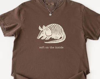 Camiseta Armadillo Soft on the inside con estampado de bloques de madera, teñida en prenda, con un ambiente acogedor.