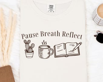 Camiseta gráfica de atención plena estilo boho: Pausa, respira, reflexiona, cuida de ti mismo, comodidad, colores vibrantes.
