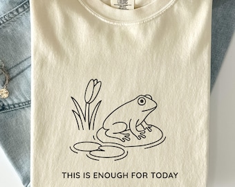 Camiseta de autocuidado Rana relajada sobre nenúfar Camiseta "Suficiente por hoy" Gráfico zen