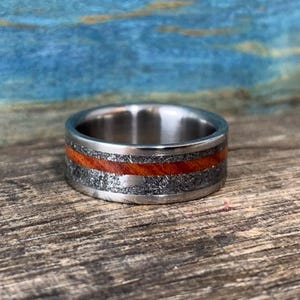 Men's Wedding Band with Meteorite and Amboyna Burl - Titanium Ring, Wood Inlay immagine 6