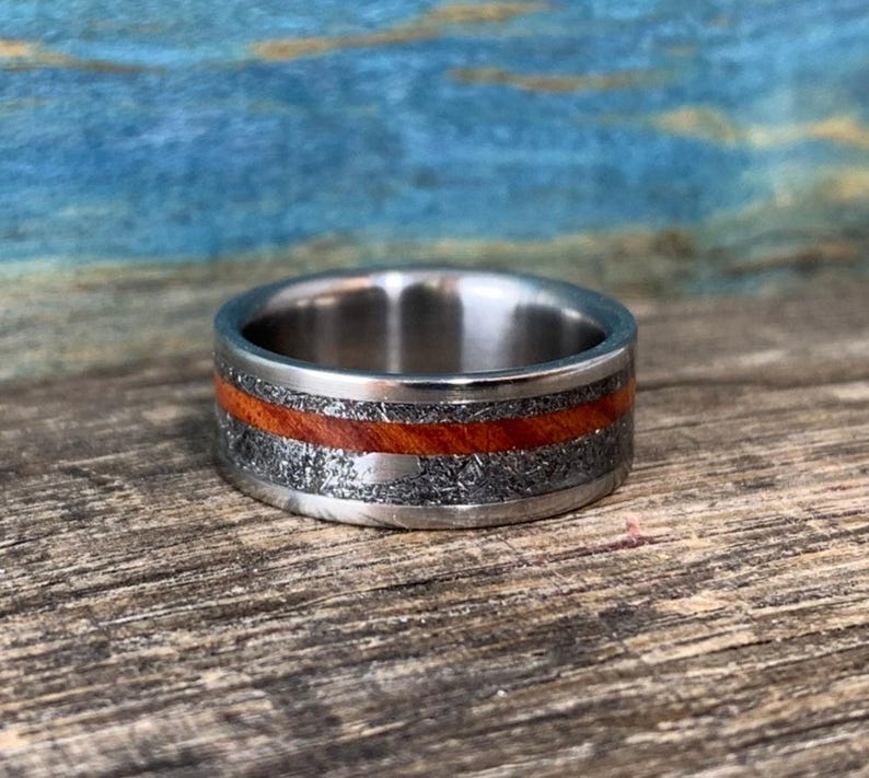 Men's Wedding Band with Meteorite and Amboyna Burl - Titanium Ring, Wood Inlay immagine 6