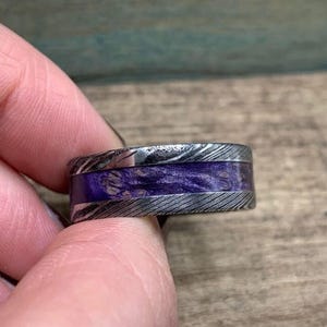 Purple Wedding Band, Stainless Steel Damascus Ring with Box Elder Inlay image 4