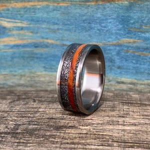 Men's Wedding Band with Meteorite and Amboyna Burl - Titanium Ring, Wood Inlay immagine 5