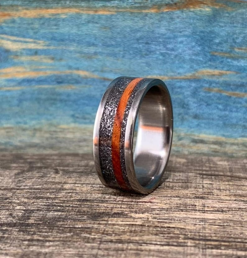 Men's Wedding Band with Meteorite and Amboyna Burl - Titanium Ring, Wood Inlay immagine 5