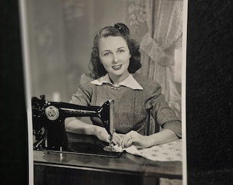 Foto d'archivio vintage Camerique anni '40: donna che cuce con una macchina da cucire Singer, stampa 8x10