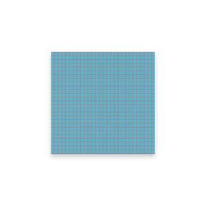 Könnte beinhalten: Ein quadratisches, hellblaues Papier mit einem Gittermuster aus dünnen, rotbraunen Linien. Das Gitter erzeugt eine Reihe kleiner Quadrate auf der Oberfläche. Das Papier ist vor einem weißen Hintergrund platziert.