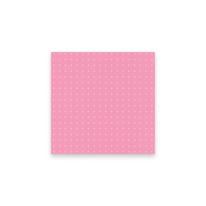 Puede incluir: Un papel cuadrado rosa con un patrón repetitivo de pequeños signos más blancos. El papel está centrado en un fondo blanco, con una ligera sombra debajo.