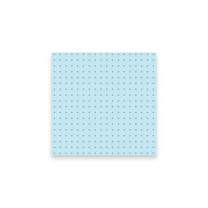 Op de afbeelding: Een vierkant, lichtblauw papier met een rasterpatroon van kleine, donkerblauwe plustekens. De plustekens zijn gelijkmatig verdeeld over het oppervlak, waardoor een uniform ontwerp ontstaat. Het papier staat tegen een witte achtergrond.