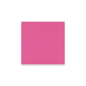 Op de afbeelding: Een vierkant roze papier met een herhalend patroon van kleine, donkerdere roze stippen. Het papier is gecentreerd op een witte achtergrond, wat een strakke en eenvoudige uitstraling creëert.
