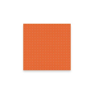 Puede incluir: Un papel cuadrado, naranja, con una cuadrícula de pequeños puntos de color claro. El papel está centrado sobre un fondo blanco, con una ligera sombra visible debajo.
