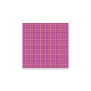 Könnte beinhalten: Ein quadratisches, magentafarbenes Papier mit einem Gittermuster aus dünnen, hellorangen Linien. Das Gitter erzeugt eine Reihe kleiner Quadrate auf der Oberfläche. Das Papier ist vor einem weißen Hintergrund platziert.