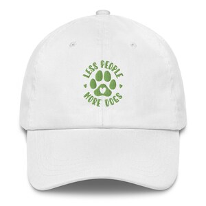 Può includere: Cappellino da baseball bianco con ricamo verde che recita "Meno persone, più cani" con un'impronta di zampa al centro.