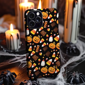 Puede incluir: Carcasa de teléfono negra con un diseño de temática de Halloween con maíz dulce naranja y amarillo, barras de chocolate y calabazas. La carcasa tiene un fondo negro y un logotipo "BW" blanco en la esquina inferior derecha.