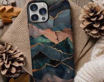 Puede incluir: Una funda para teléfono con un diseño abstracto de montaña en azul oscuro, verde y dorado. La funda tiene una protuberancia de cámara elevada con tres lentes.