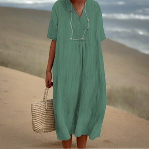 Stilvolles Leinenkleid mit V-Ausschnitt für den Sommer, trendige Damenmode, kurze Ärmel, lässige, lockere Passform, bequemer, schicker Look, Baumwollleinenbekleidung. Dark Green