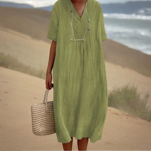 Stilvolles Leinenkleid mit V-Ausschnitt für den Sommer, trendige Damenmode, kurze Ärmel, lässige lockere Passform, bequemer, schicker Look, Bekleidung aus Baumwollleinen. Green