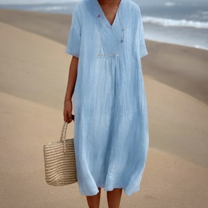 Stilvolles Leinenkleid mit V-Ausschnitt für den Sommer, trendige Damenmode, kurze Ärmel, lässige, lockere Passform, bequemer, schicker Look, Baumwollleinenbekleidung. Blue