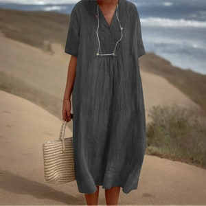 Robe en lin élégante à col en V pour l'été, mode tendance pour femme, manches courtes, coupe ample décontractée, look chic et confortable, vêtements en coton et lin. Grey