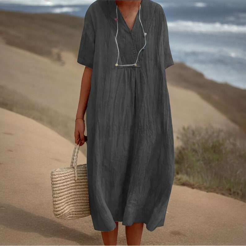 Stilvolles Leinenkleid mit V-Ausschnitt für den Sommer, trendige Damenmode, kurze Ärmel, lässige, lockere Passform, bequemer, schicker Look, Baumwollleinenbekleidung. Grey