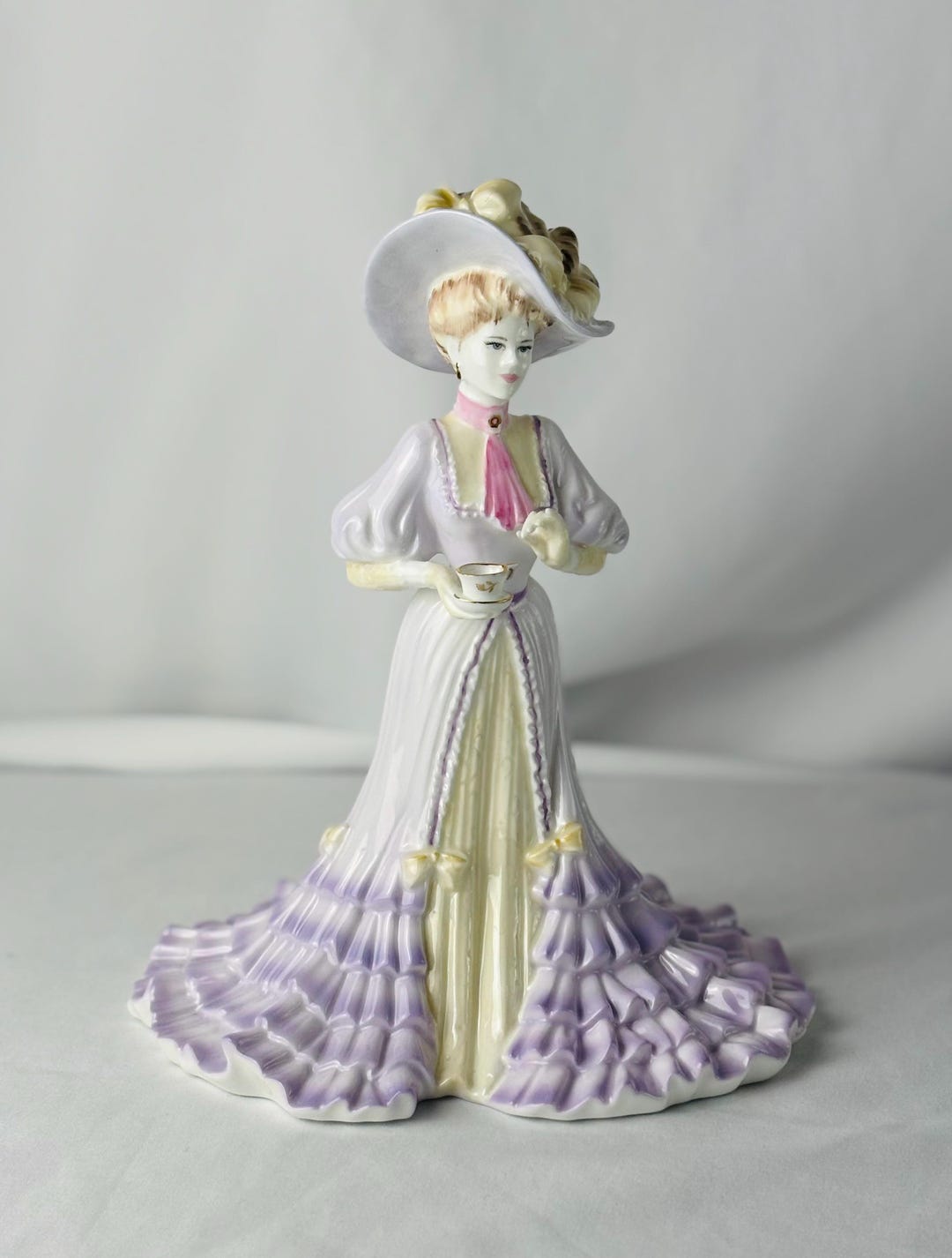 COALPORT　紫と白の女性像 置物 Coalport, High Society Figurine, Lady Elizabeth - Etsy