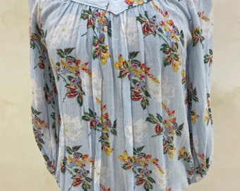 Anthropologie Maeve Boswell Top floral de manga larga a rayas azules talla 4